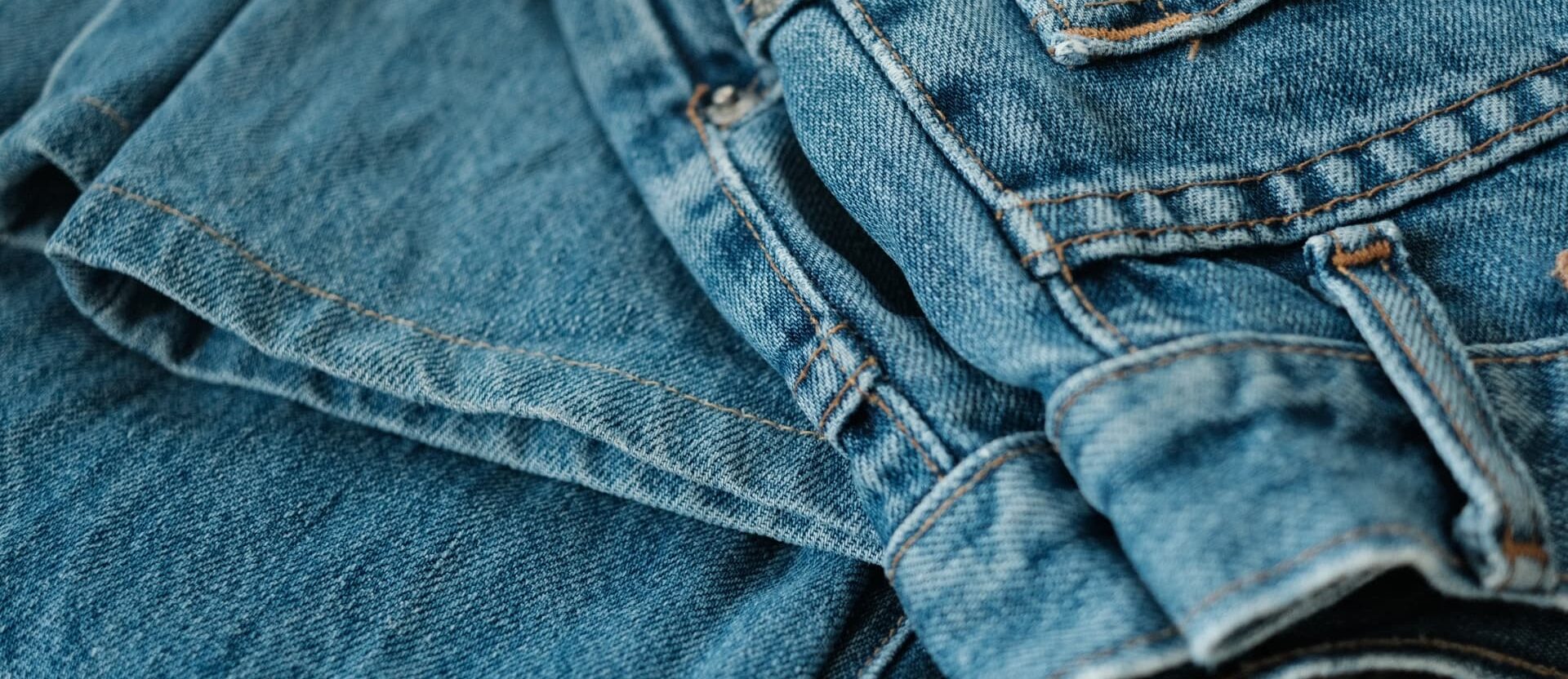 セカンドストリートの店舗とリユース商品、衣料品やブランド品が並ぶ店内イメージとセール・買取案内のビジュアル