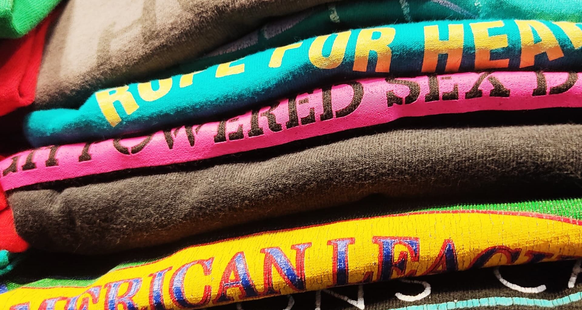 セカンドストリートの店舗と衣料品・ブランド品が並ぶリユース売場と、購入・買取を検討する来店イメージ